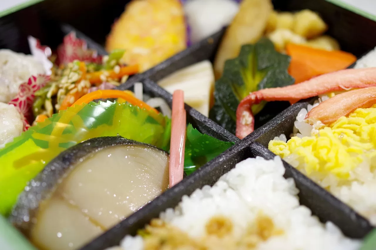 彩りよく盛り付けた食事の一例
